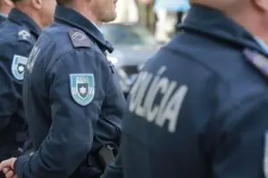 Agentes da polícia portuguesa em operação na rua, representando a UNEF, a nova força de controlo e fiscalização de estrangeiros em Portugal.